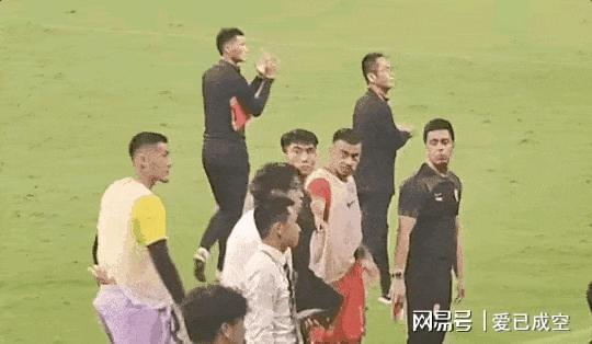 球队主帅调整阵容，引发争议