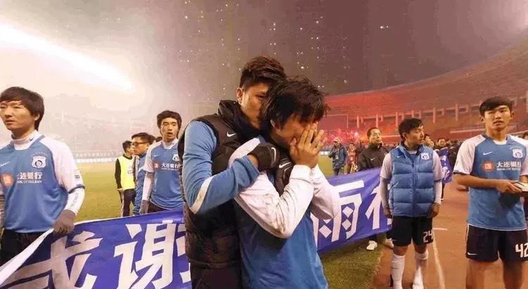 国内联赛冠军之争激烈展开，看球队如何应对