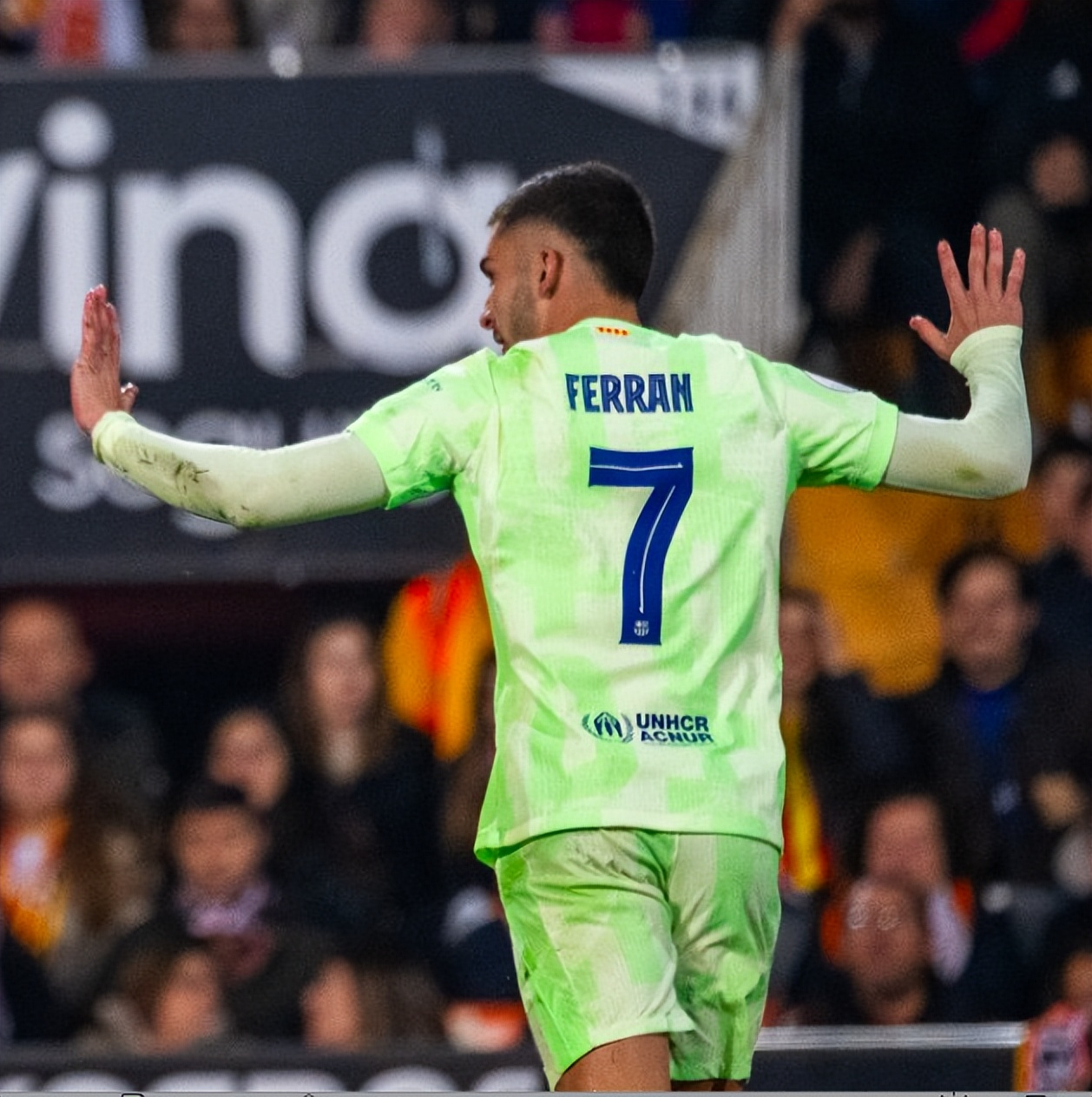 三亿体育体育网页版-关于巴塞罗那遇困难，主帅现身赛场鼓劲的信息