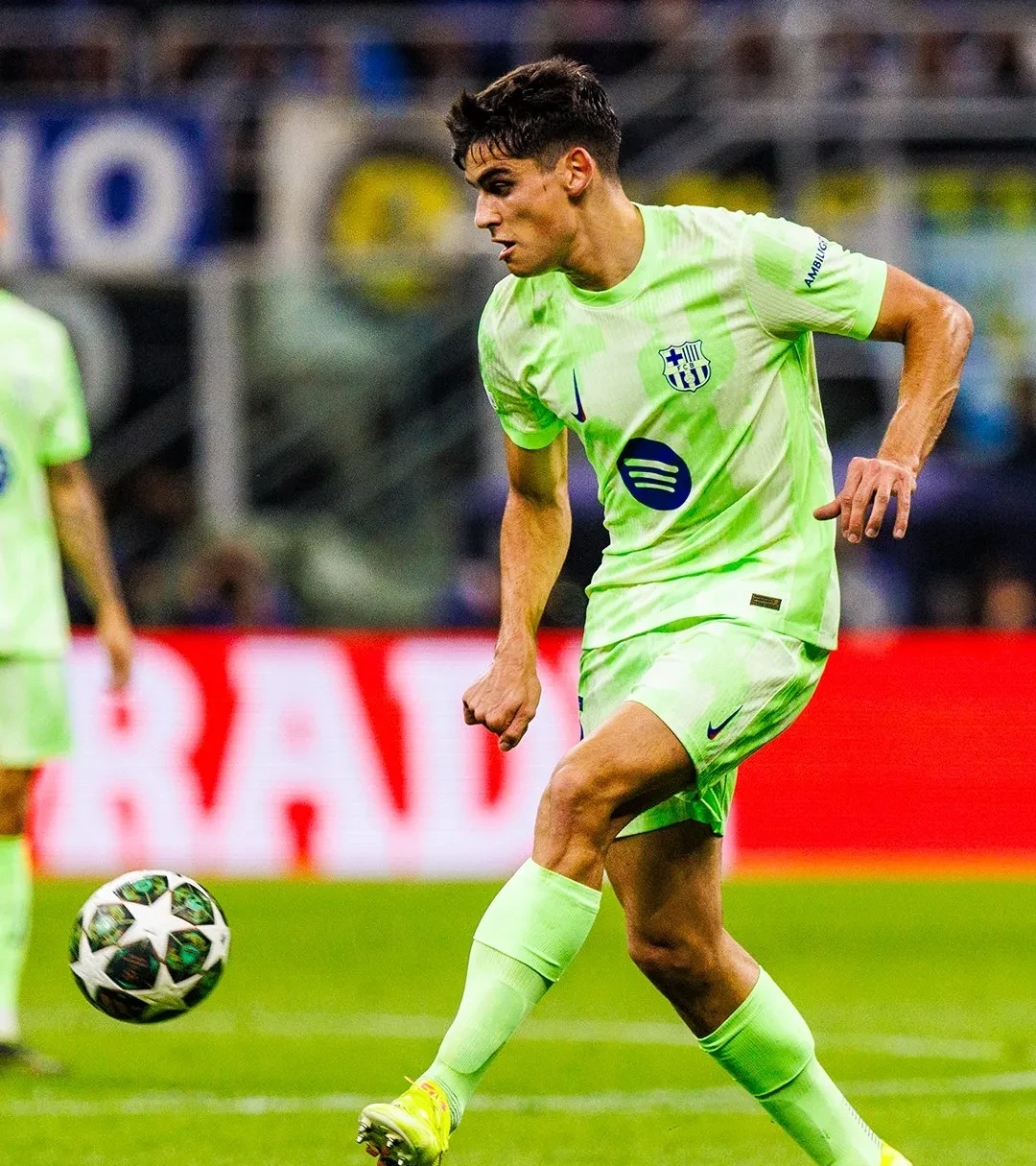 关于巴塞罗那遇困难，主帅现身赛场鼓劲的信息