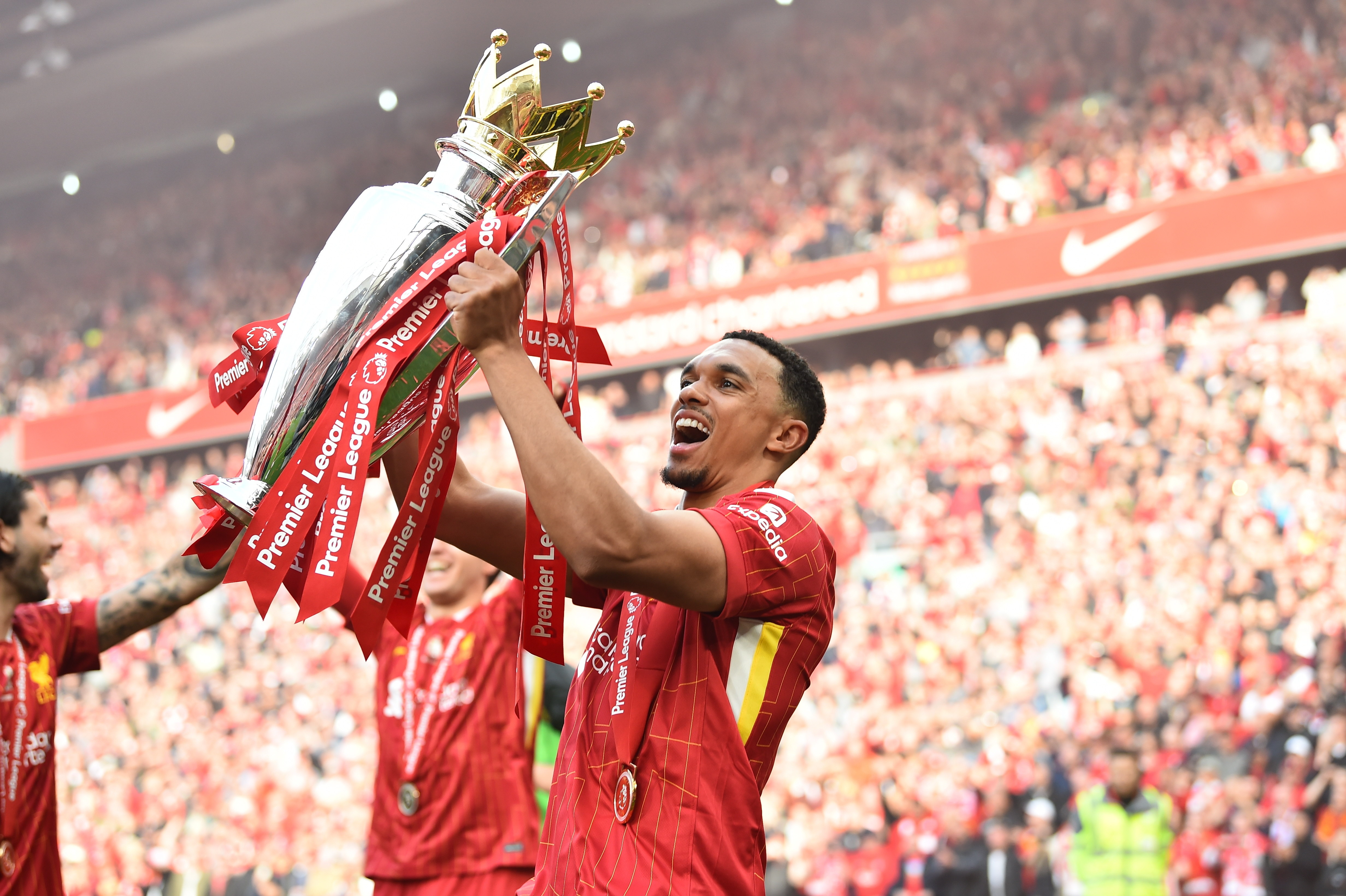 利物浦队在欧冠比赛中迎战强敌