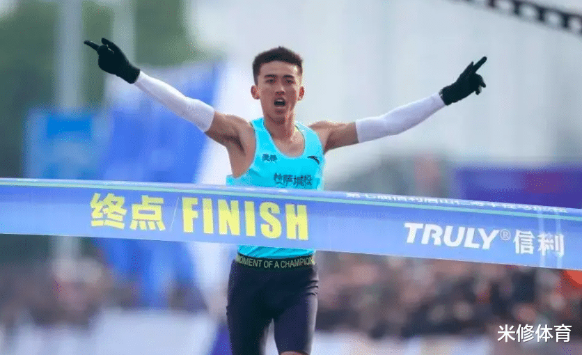 洪都拉斯选手斩获男子3000米障碍赛银牌