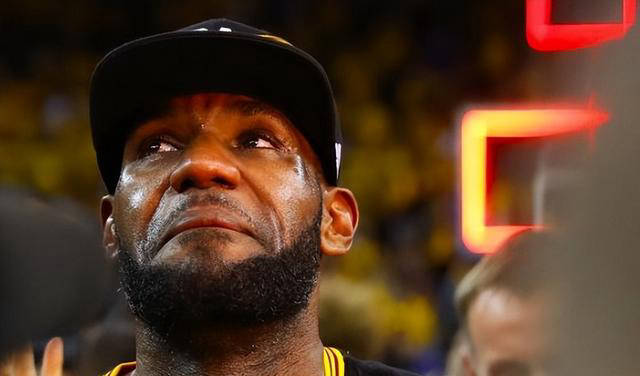 三亿体育体育活动-包含NBA总决赛：勇士击败骑士夺冠，勒布朗三连败，詹皇王朝恐终结的词条